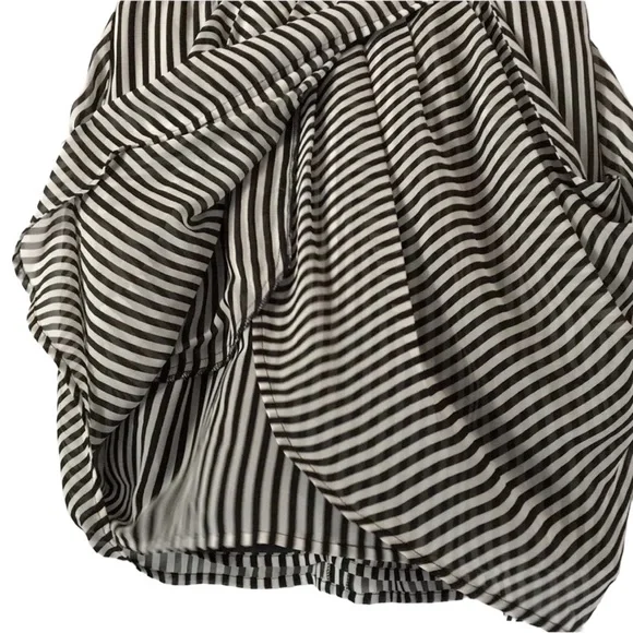 🆕 Guess grey / Black knit tulip skirt 🧨 - Picture 6 of 10